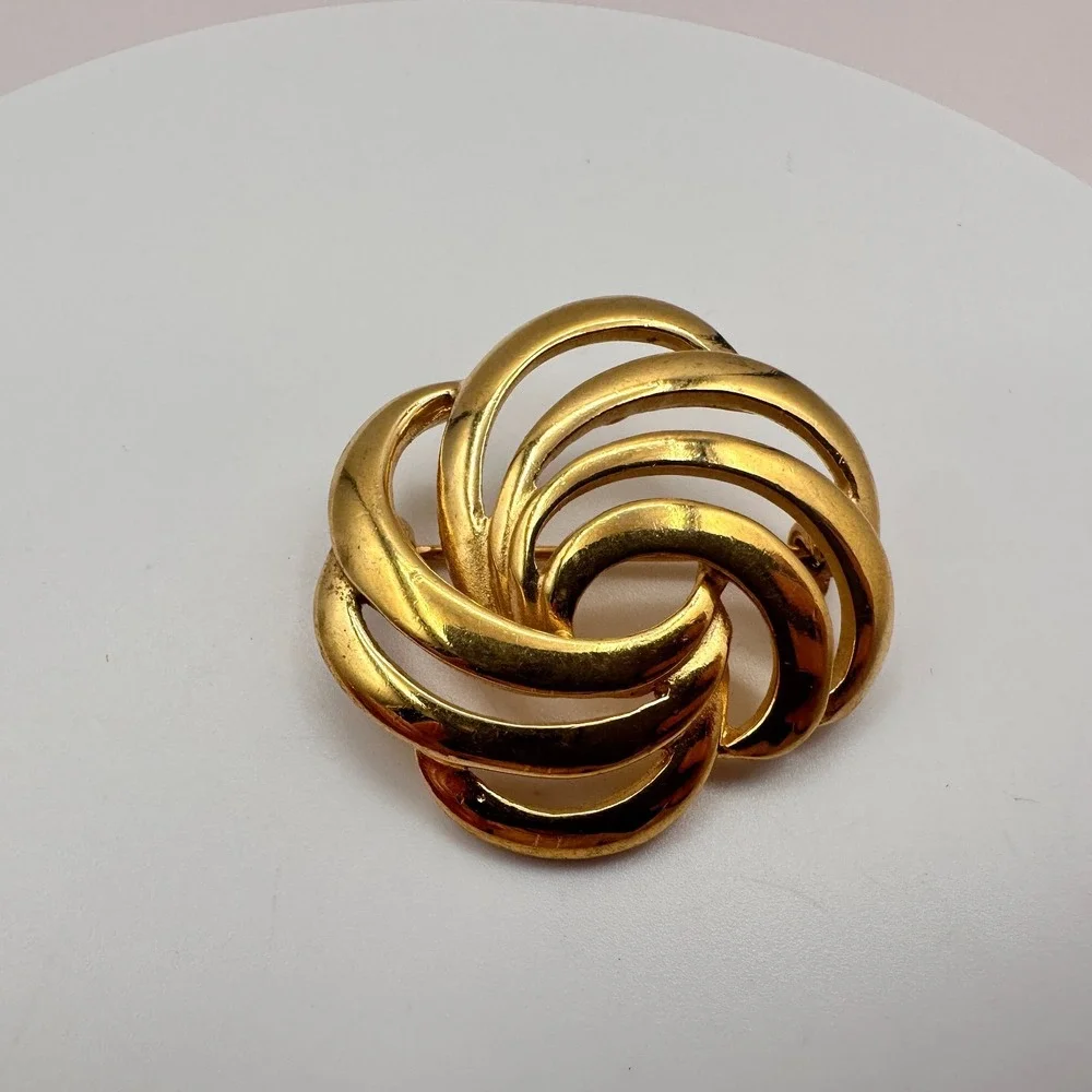 Vintage 80s Napier Gold Tone Abstract Swirl Motif Statement Brooch Pin Jewelry
